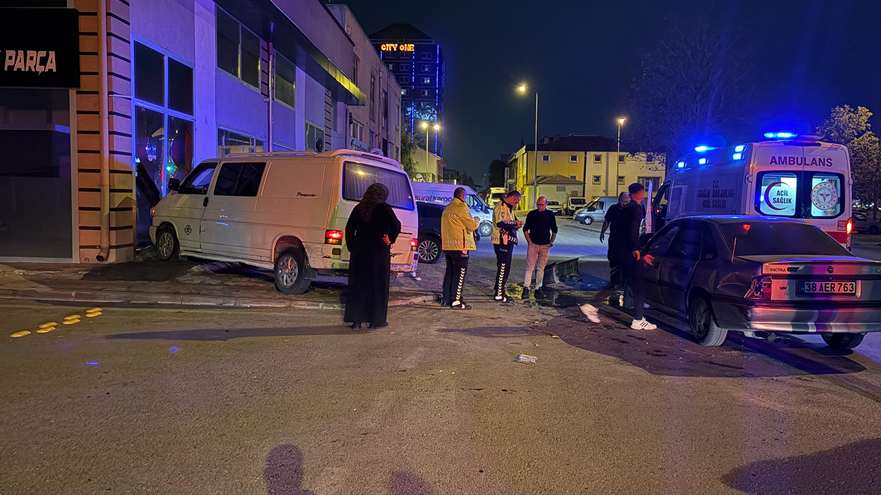 Otomobille çarpışan minibüs dükkana daldı: Yaralılar var!