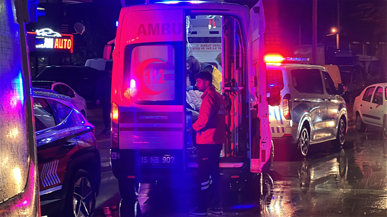 Öğrenci servisi ile otomobil çarpıştı: Çok sayıda yaralı!