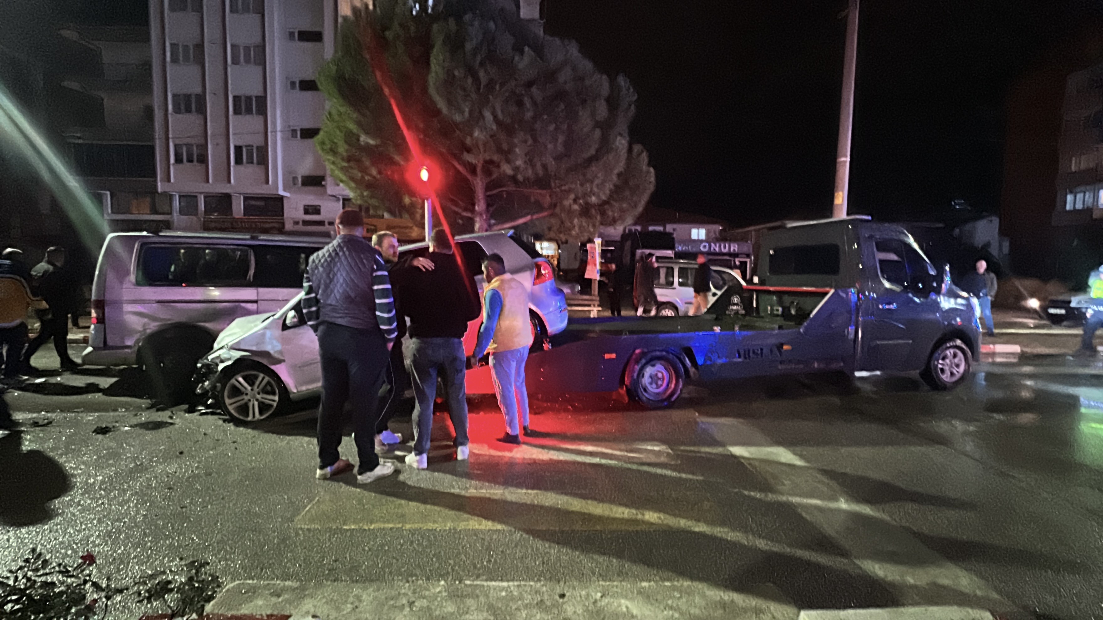Öğrenci servisi ile otomobil çarpıştı: Çok sayıda yaralı!