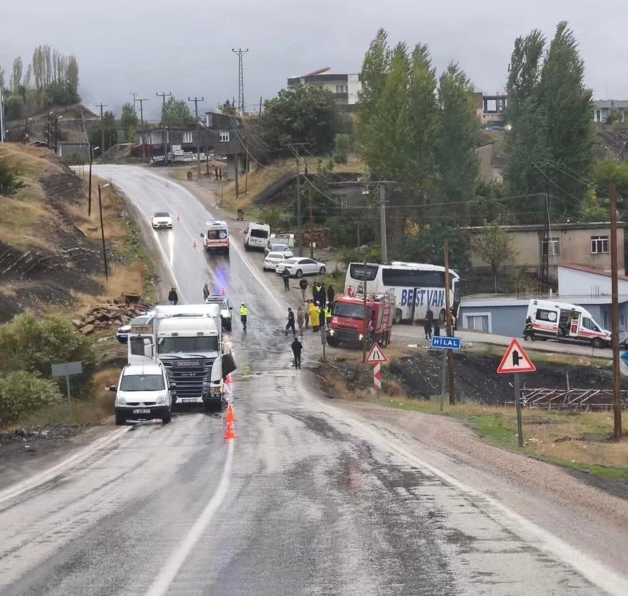Otobüs ile tır çarpıştı: Ölü ve çok sayıda yaralı var!
