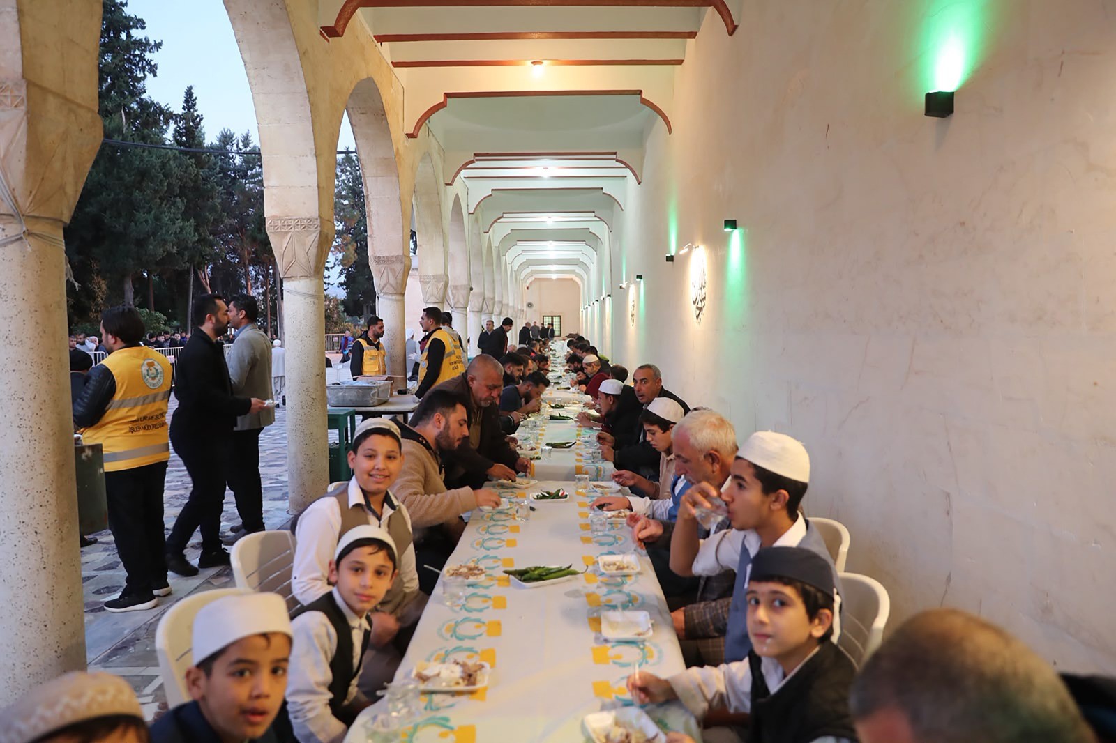 Şanlıurfa'da binlerce vatandaş tirit ikramında buluştu!