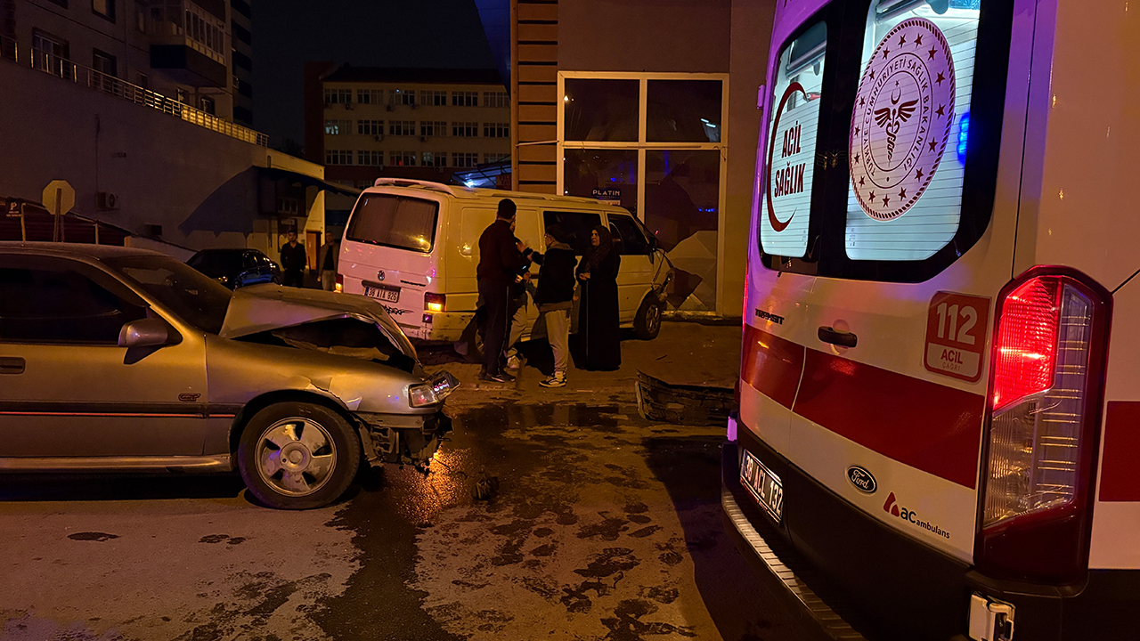Otomobille çarpışan minibüs dükkana daldı: Yaralılar var!
