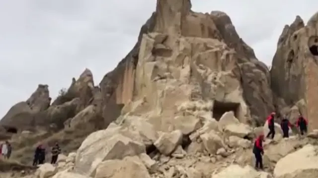 Kapadokya'da peribacası çöktü! Yaralılar var!