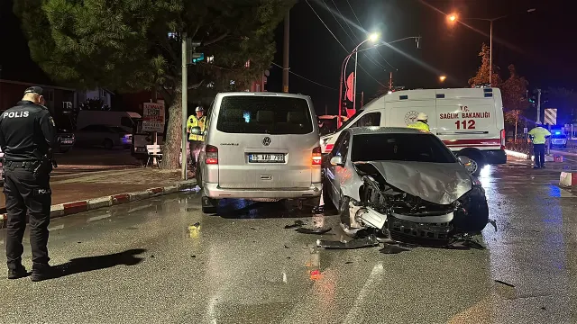 Öğrenci servisi ile otomobil çarpıştı: Çok sayıda yaralı!