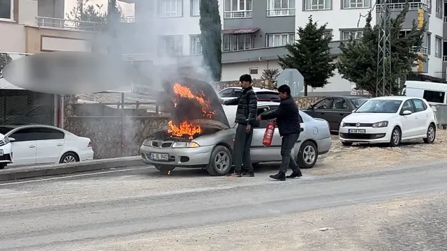 Seyir halindeki otomobil alev aldı!