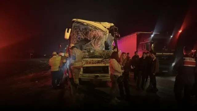 Tur otobüsü TIR ile çarpıştı: Çok sayıda yaralı var!