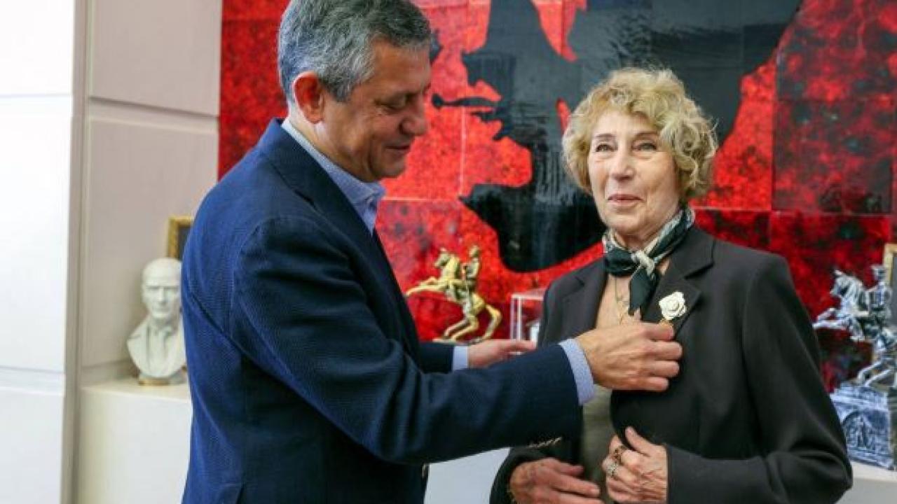 Ayşe Kulin, CHP'ye Üye Oldu: Rozetini Özgür Özel Taktı