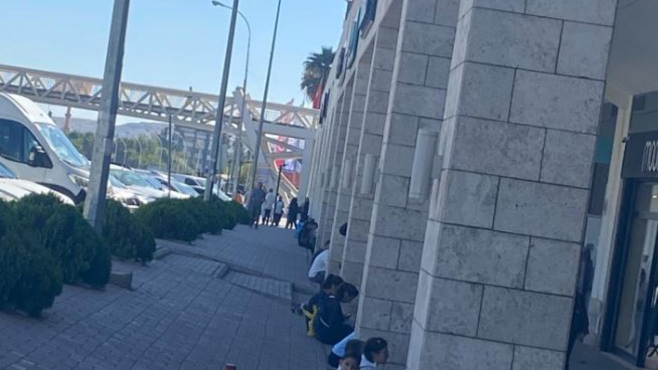 Şanlıurfa'da Oturma Bankları Kaldırıldı, Vatandaş Tepkili