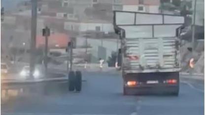 Şanlıurfa’da Kamyonun Tekerlekleri Yola Fırladı!