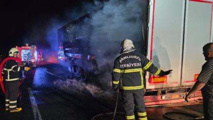 Şanlıurfa’da Salça Dolu Tır Yanmaya Başladı