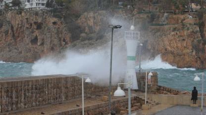Antalya’yı Fırtına Vurdu: Çatılar Uçtu, Dalgalar Şahlandı