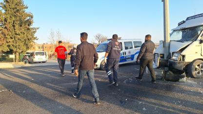 Şanlıurfa'da tarım işçilerini taşıyan minibüs direğe çarptı: 15 yaralı