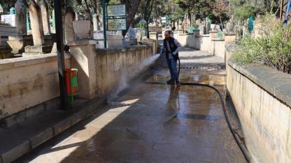 Büyükşehir Belediyesi'nden, bayram öncesi mezarlık bakımı!