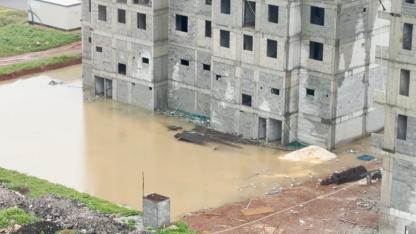 Şanlıurfa’da riskli görüntüler: İnşaat temelleri göle döndü!