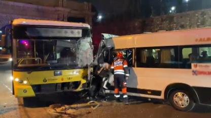 Servis minibüsü ile İETT otobüsü kafa kafaya çarpıştı!