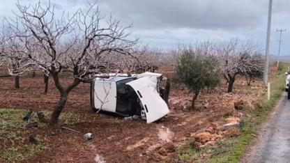 Urfa'da bir araç tarlaya devrildi!