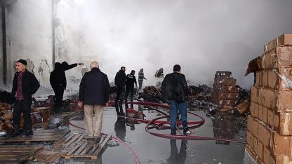 Urfa'da otomotiv deposunda korkutan yangın!