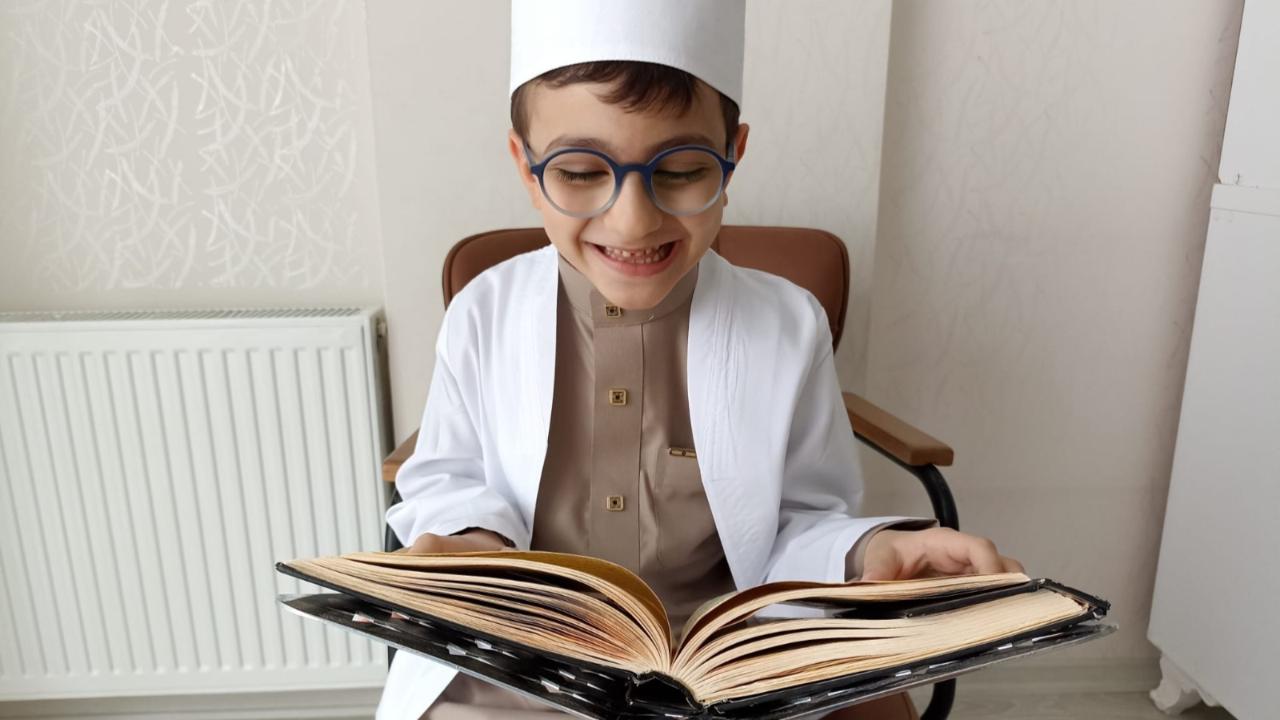 Urfalı minik Asaf Eymen Kur’an-ı Kerim’i hatmetti!