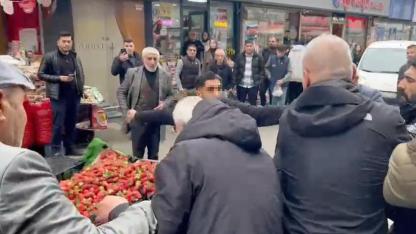 Zabıtaya tekme tokat saldırı: O anlar kamerada!