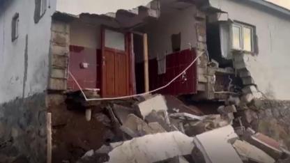 Ağrı’daki depremde bazı yapılarda hasar meydana geldi!