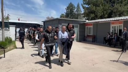 Halfeti operasyonu zanlıları adliyede! Kelepçeli eski başkan Albayrak’tan gündem yaratan çıkış!