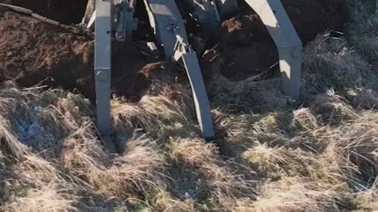 Üç devasa pençe toprağa gömüldü: Ansızın ortaya çıkıyor, toprağı yerle bir ediyor