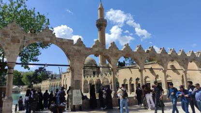 Urfa'nın gözdesi Balıklıgöl’de bahar yoğunluğu!