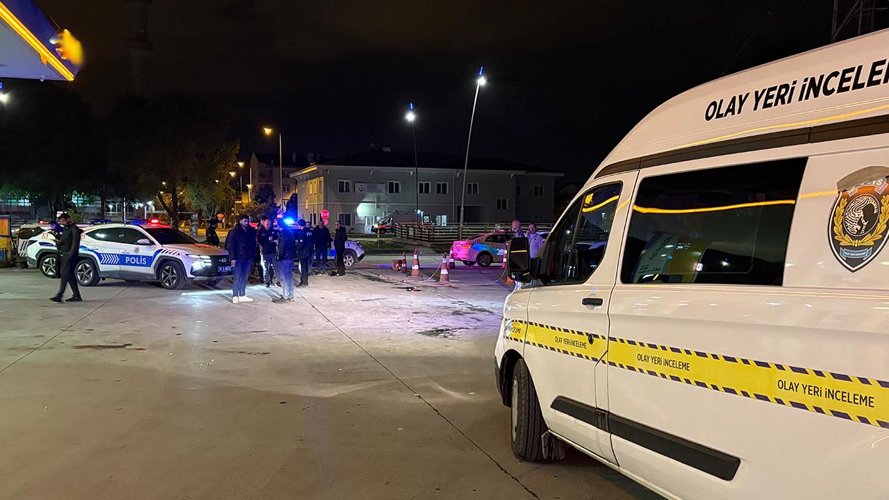 Akaryakıt istasyonunda bıçaklı kavga: Ölü ve yaralılar var!