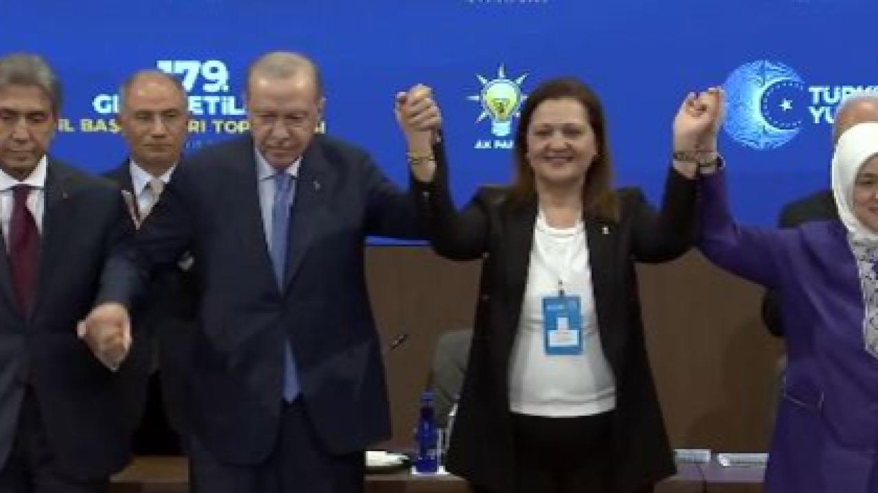 Cumhurbaşkanı Erdoğan, Köksal'a AK Parti rozeti taktı