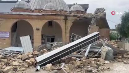 Fırtınada minarenin yıkılma anı kamerada!