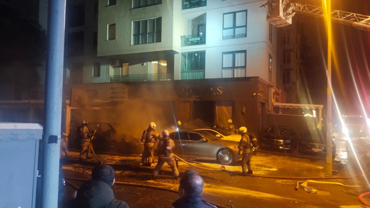 Galeri önünde korkutan yangın: Çok sayıda araç küle döndü!