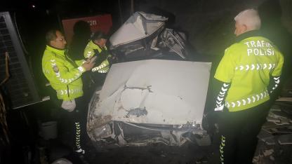 Otomobil 50 metre yükseklikten şarampole uçtu!
