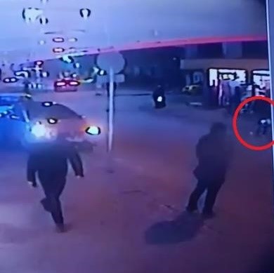 YOLA KAÇAN TOPUNU ALMAK ISTEYEN ÇOCUĞA ARAÇ ÇARPTI