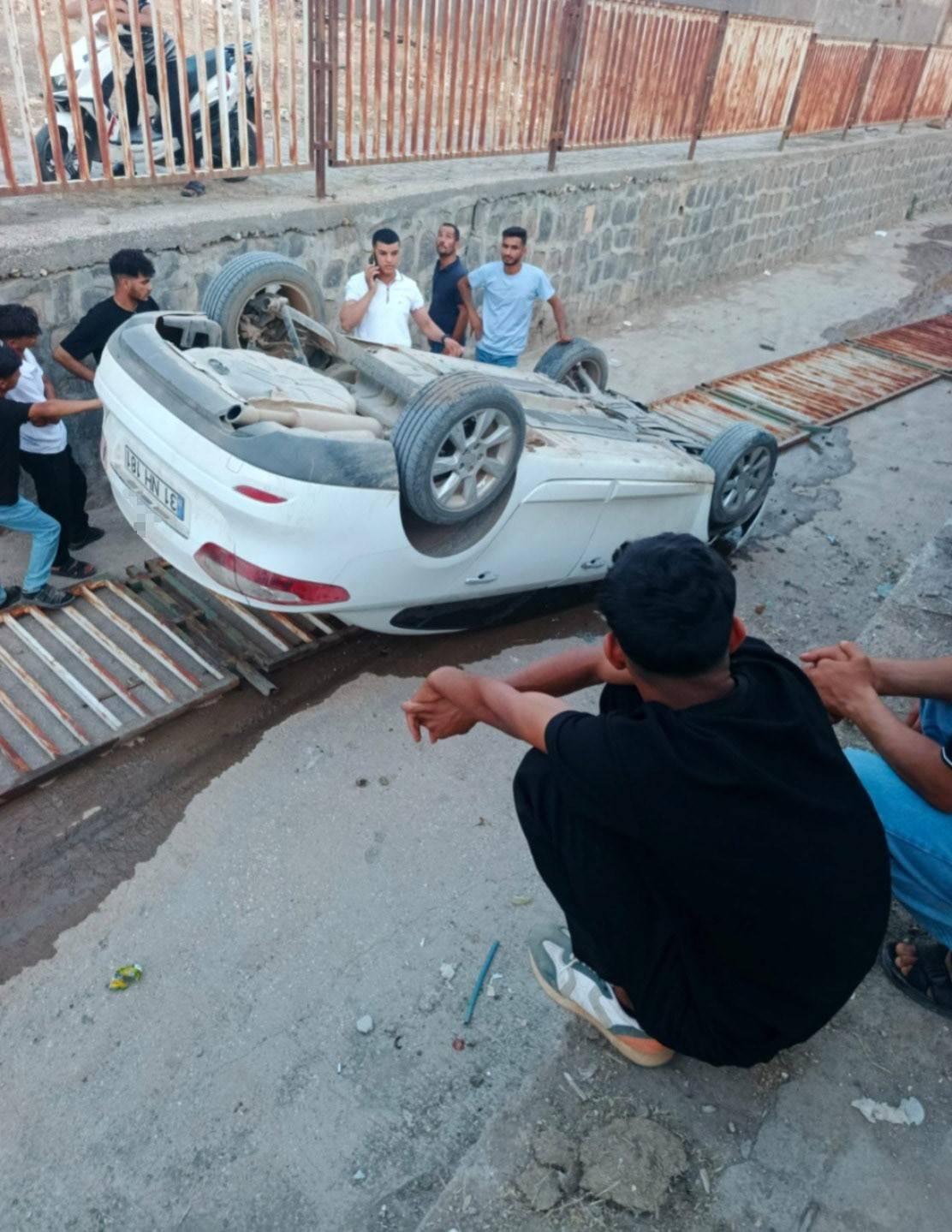 Urfa’da El Freni İndirilen Araç Kanalda Ters Döndü