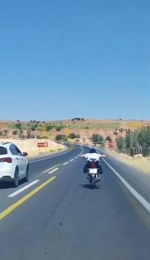 Şanlıurfa'da Tehlikeli Şov: Uzanarak Motosiklet Sürdü !
