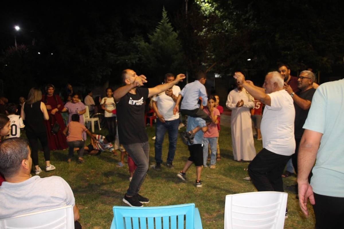 Urfa’da Muhtar Halkı Topladı, Parkta Şölen Yaptı