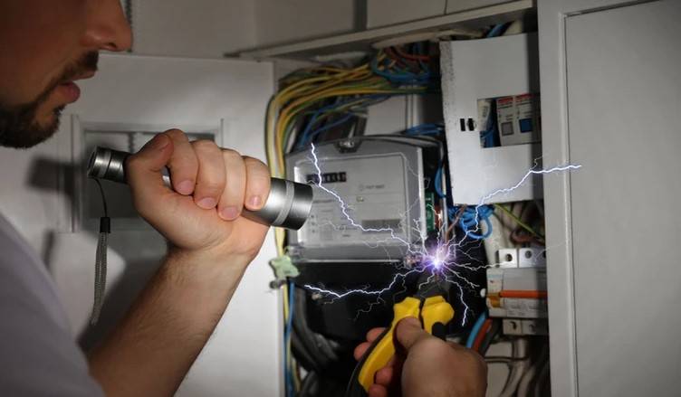 Elektrik Çarpmasına Karşı Ne Yapmalı?