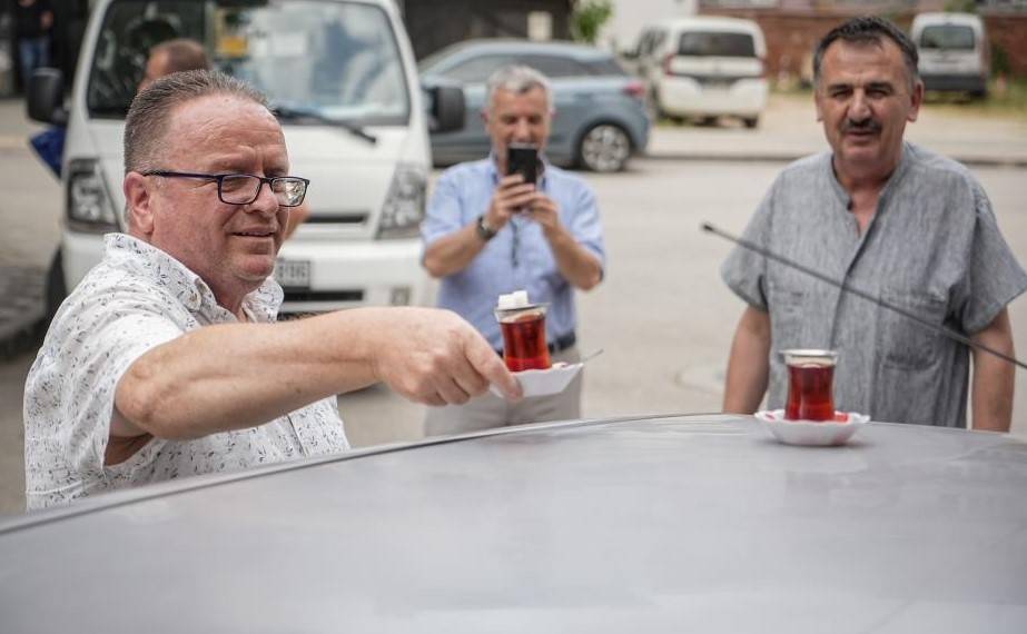 Eşi Benzeri Yok: Çayı Arabayla Taşıyor!