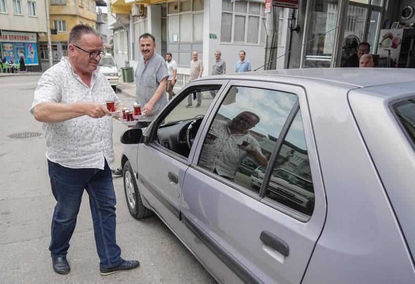 Eşi Benzeri Yok: Çayı Arabayla Taşıyor!