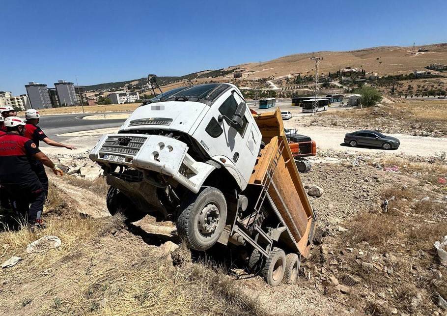 Şanlıurfa'da Yaralı Sürücü Kepçe İle Kurtarıldı