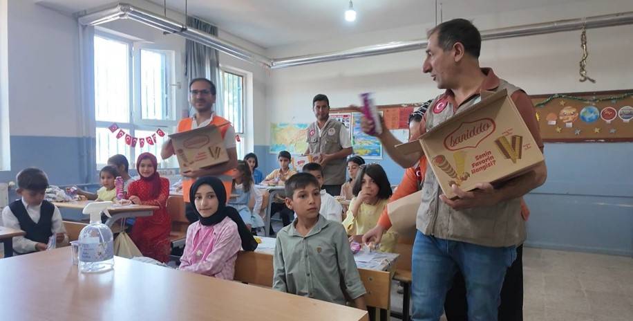 Karne Sevincine Tat Kattılar : Siverek’te Öğrencilere İkram