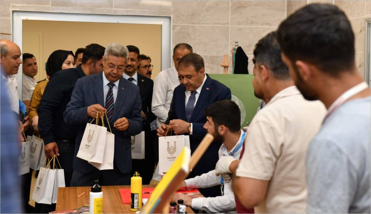 Vali Şıldak’tan Gençlere Hem Ziyaret Hem Hediye!