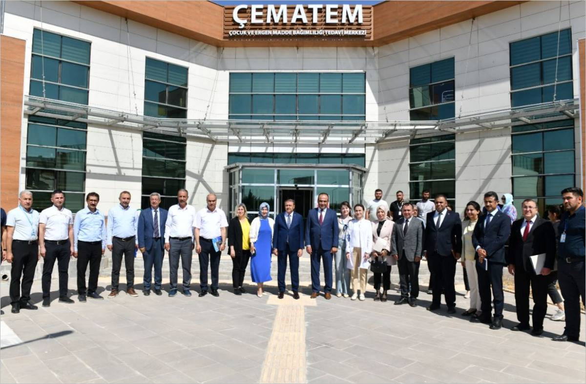 Vali Şıldak’tan Gençlere Hem Ziyaret Hem Hediye!