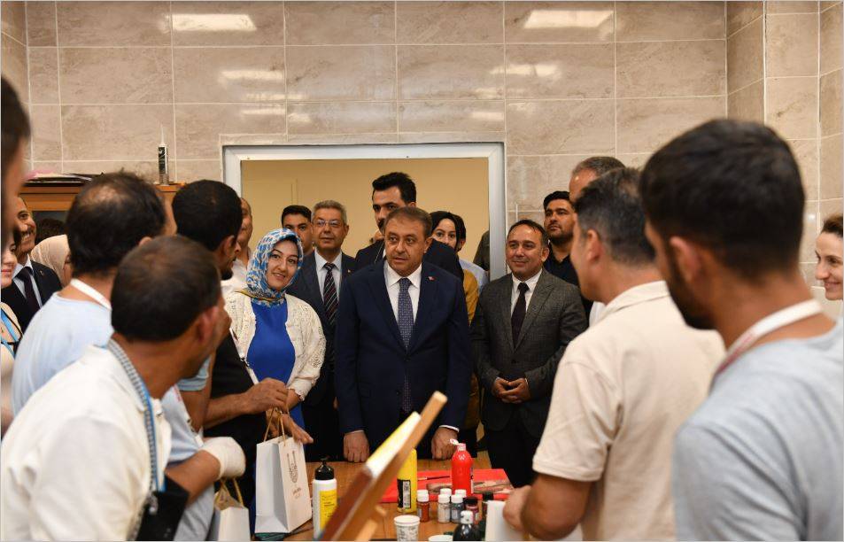 Vali Şıldak’tan Gençlere Hem Ziyaret Hem Hediye!