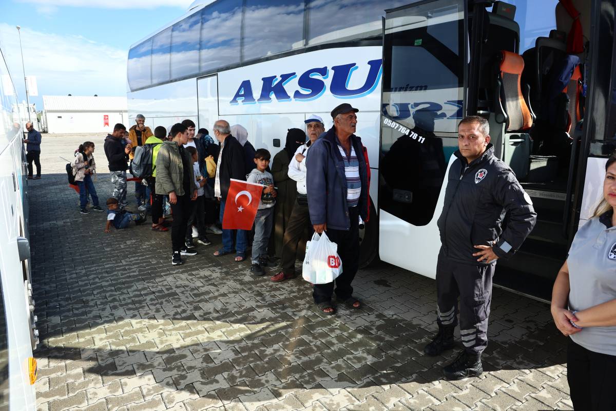 Suriyeliler Gönüllü Olarak Ülkelerine Dönüyor