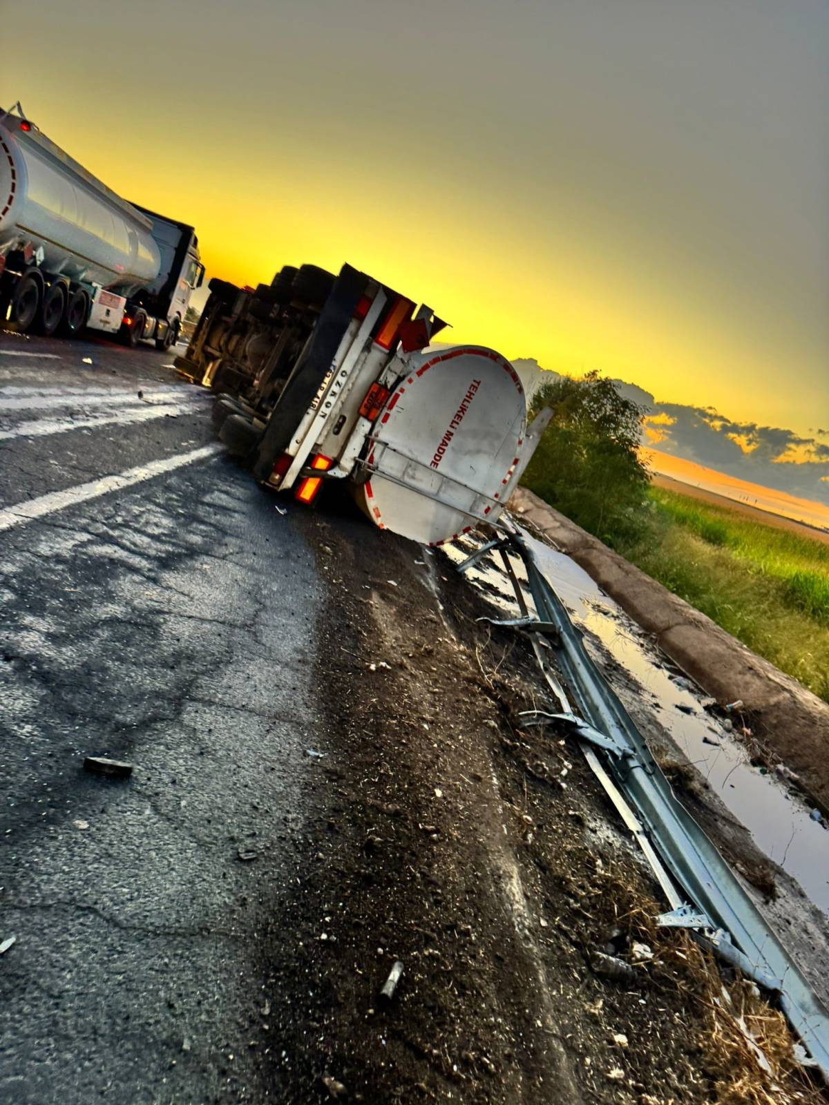 Şanlıurfa'da mazot yüklü tanker otomobile çarptı: 6 yaralı