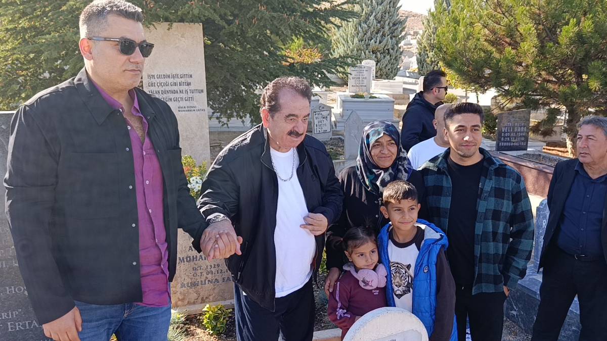 İbrahim Tatlıses Neşet Ertaş’ın Mezarını Ziyaret Etti