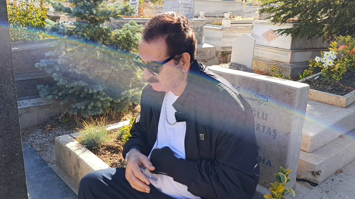 İbrahim Tatlıses Neşet Ertaş’ın Mezarını Ziyaret Etti