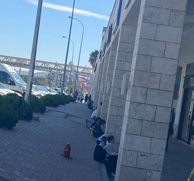 Şanlıurfa AVM Önünde Oturma Bankları Kaldırıldı