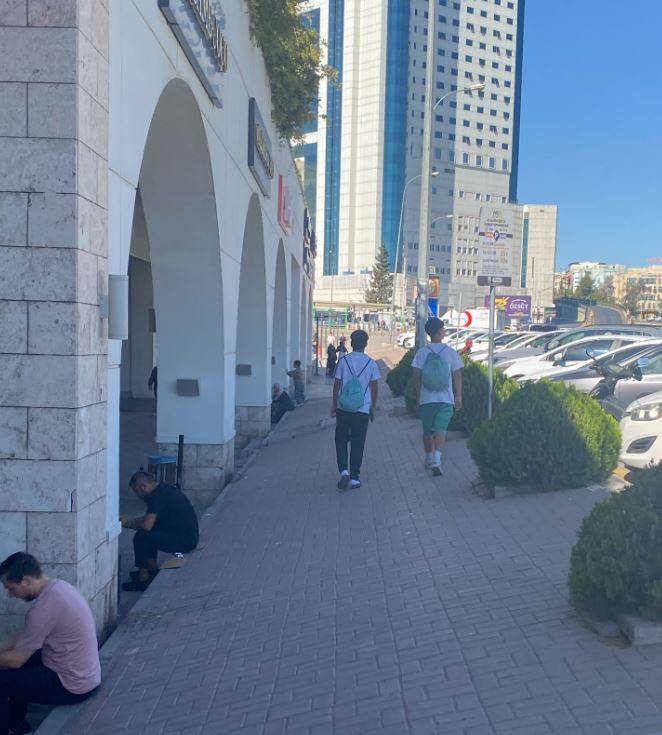 Şanlıurfa AVM Önünde Oturma Bankları Kaldırıldı